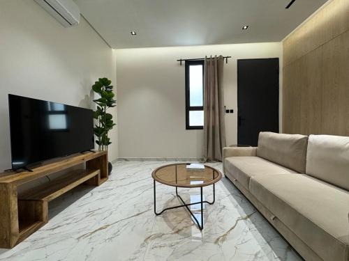 Al Malaz Apartment | Mid-Century 1-Bedroom Apartment - 1B