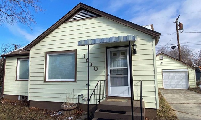 Franklin to the Fort House | Mid-century Bungalow - Walking distance to The Good Food Store and minutes from Downtown!