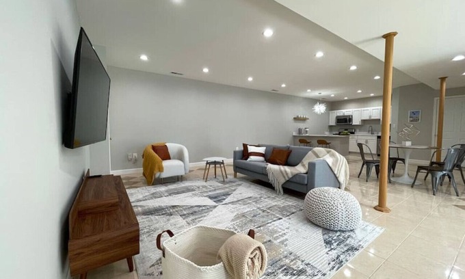 Chantilly House | Mid-Century Luxury Retreat, 2 BEDR, Kitchen, Sauna, Walk to Shops + Restaurants