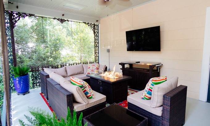 Hannon Park Apartment | Mid-Century Modern - 3600sqft - 1 Mile to CBDnHistoric Surroundings, Walk to CBD