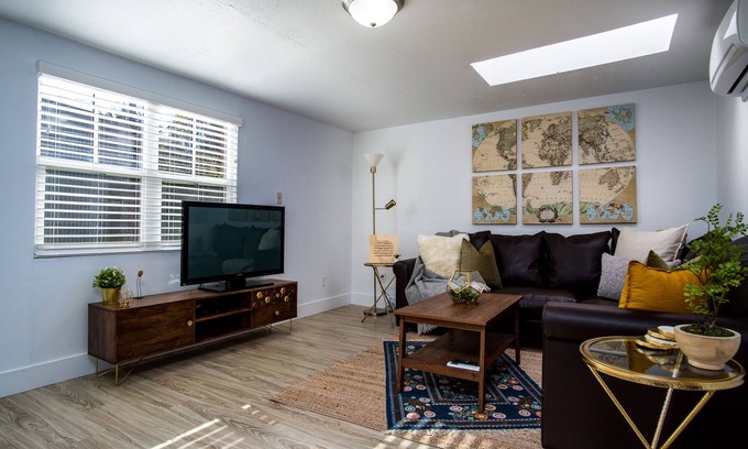 North Oak Park Apartment | Mid-Century Modern Guest House in North Oak Park