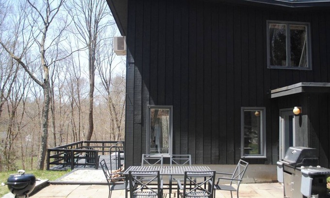 Lewisboro House | Mid-Century Modern Hilltop Retreat