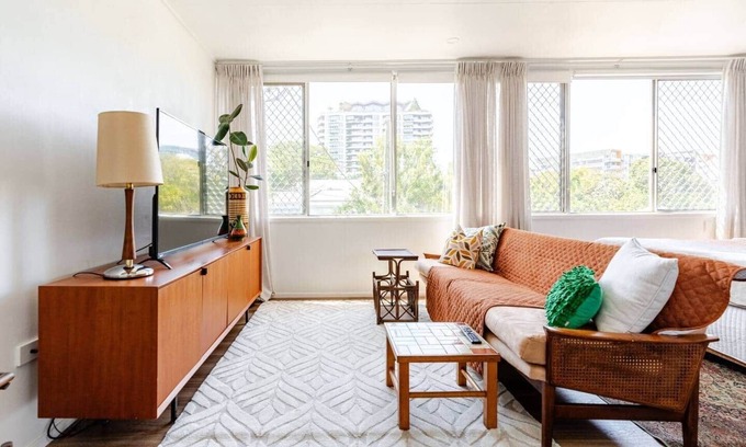 Kangaroo Point Apartment | Mid-Century Pad - 1 bed/1 bath/1 car 10 min CBD