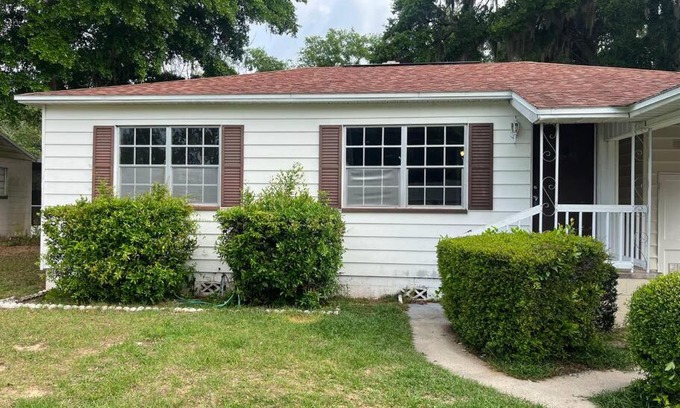 Eustis House | Mid Century Style Cottage Near Historic Downtown