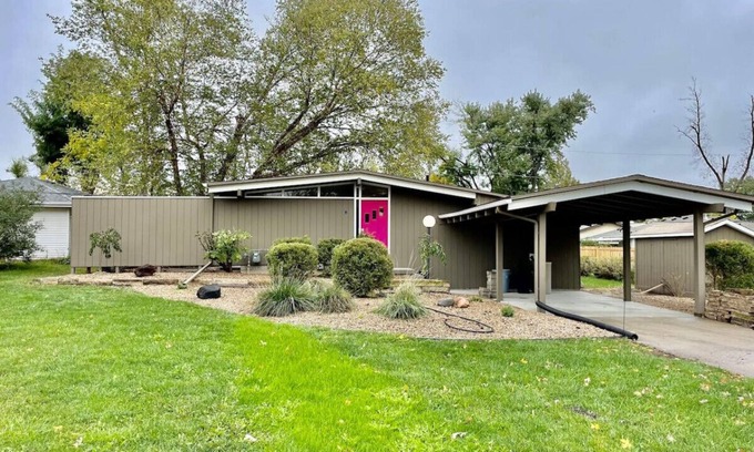 Cedar Rapids - Iowa City House | Mid-Century Style & Class In Quiet NE Location