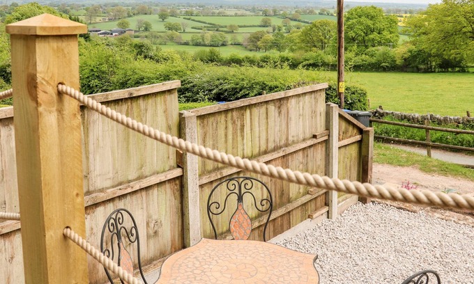 Checkley Cottage | MIDDLE COTTAGE, pet friendly in Hollington, Staffordshire
