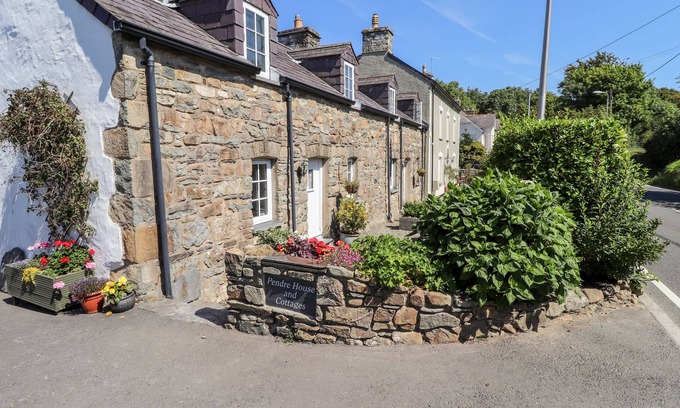 Newport Cottage | MIDDLE COTTAGE, pet friendly, with a garden in Newport, Pembrokeshire