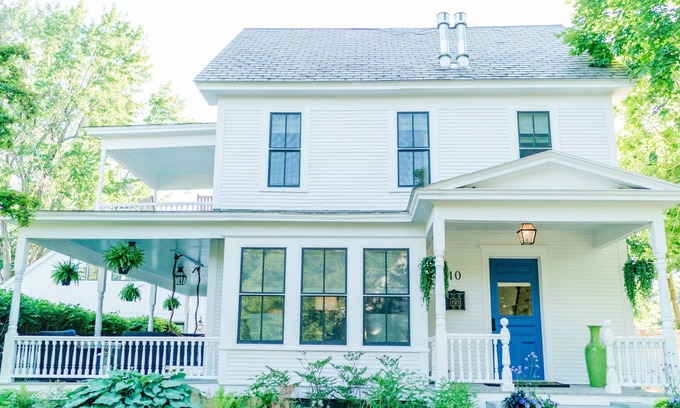 Middlebury - Warren House | Middlebury, VT Newly renovated four bedroom Luxury Home (sleeps 8)