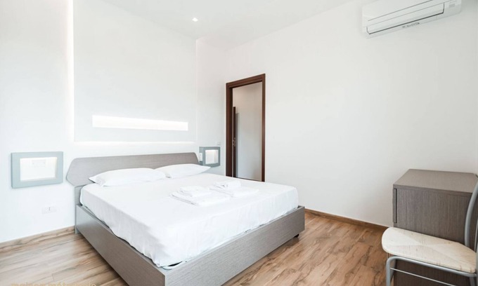 Gallaratese Apartment | Milan Bonola Apartment, free parking