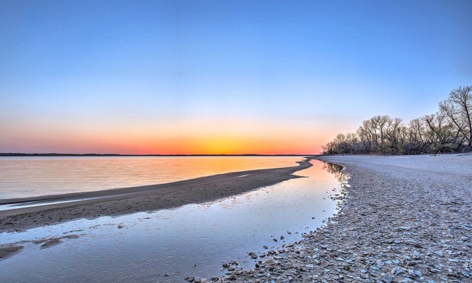 Milford Cottage | Milford Lake Vacation Rental: Walk to Beach!