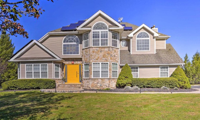 Miller Place Villa | Miller Place Getaway with Pool about 4 Mi to Beach!