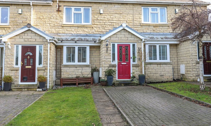 Padfield Cottage | MILO'S LODGE, pet friendly, with hot tub in Glossop