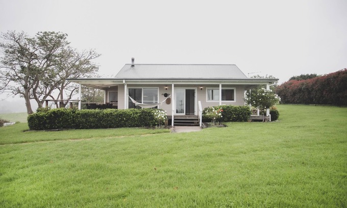 Woodstock House | Milton Luxury Retreat with NEW POOL just minutes from amazing beaches