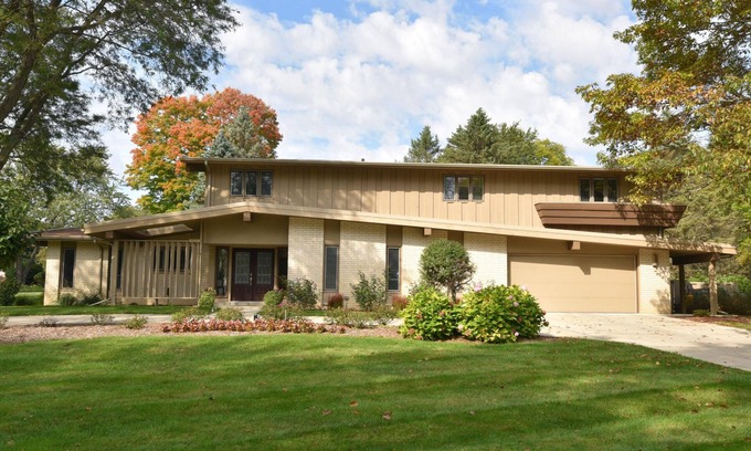 Brookfield House | Milwaukee 4 bedroom+ House with In-ground pool