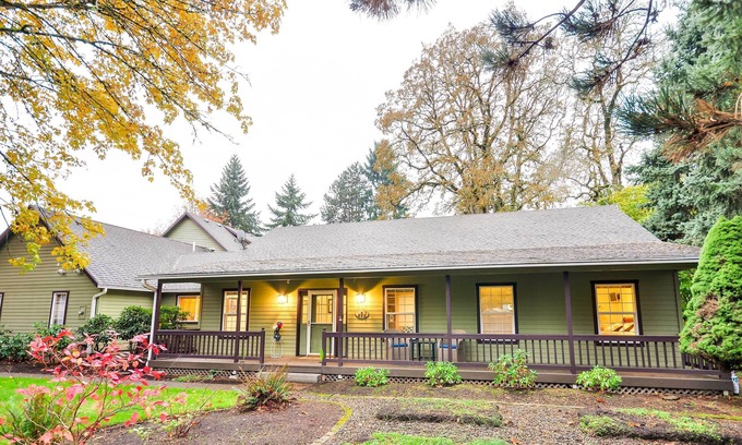 Oak Grove House | Milwaukie Home w/Covered Porch: Dogs Welcome!