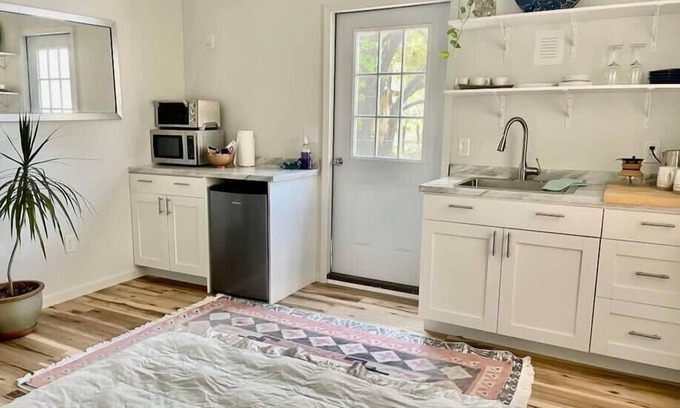 Govalle Apartment | Mina House: Tiny Cottage Vibes in East Austin