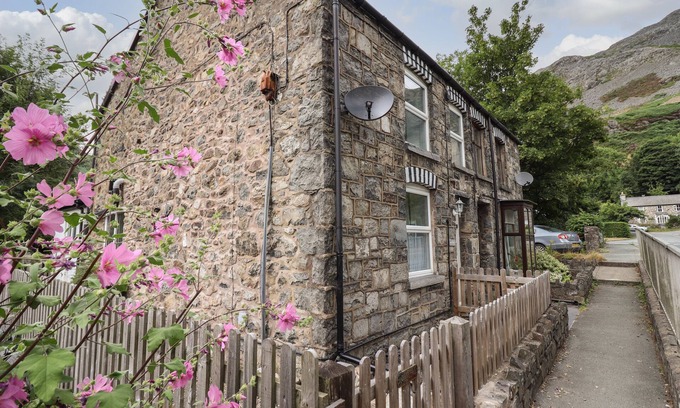 Llangynog Cottage | MINAFON, pet friendly, with open fire in Llangynog