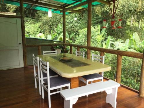 Mindo House | Mindo Ecuador Encantador Wooden Cottage 3Bd 2