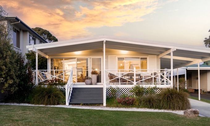 Vincentia House | 'Minerva Cottage Jervis Bay'- Cosy Couples Retreat