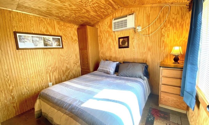 Belfield Cabin | Mini Hunter Cabin - Tiny House near Medora, ND