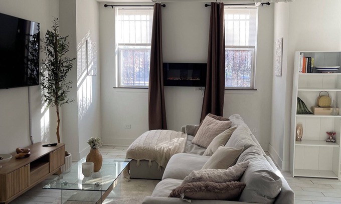 West Ridge Apartment | Minimalist Aesthetic apartment with WiFi in vibrant Chicago