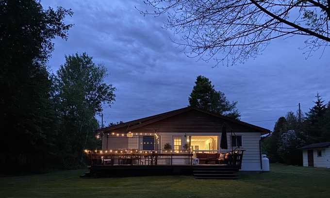 North Algona Wilberforce Cottage | Mink Lake Waterfront Cottage