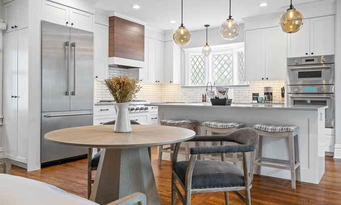 Uptown House | MINNeSTAY* Lakeside Luxe | Putting Green | Lake