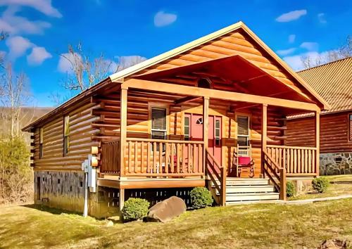 White Oak Lodge House | Mins to DT Gatlinburg~ Hot Tub~ Community Pool
