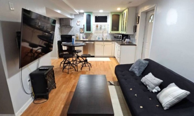 Fredericksburg Apartment | Mins To Hospitals Apartment BBQ Grill 65in TV