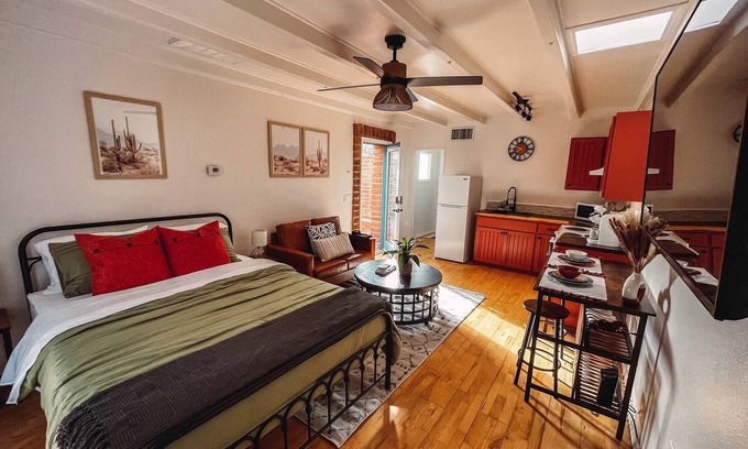 West University Apartment | Mins to UA, 4th, Downtown