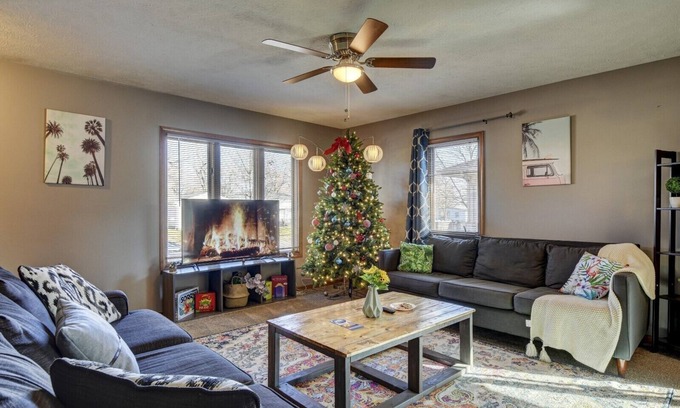 Council Bluffs House | Minutes away by foot to pedestrian bridge