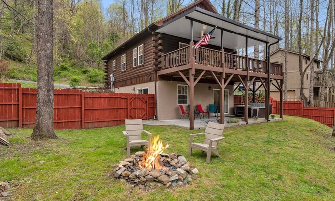 Valley Creek Run Cabin | Minutes from all attractions, in the heart of Maggie Valley!