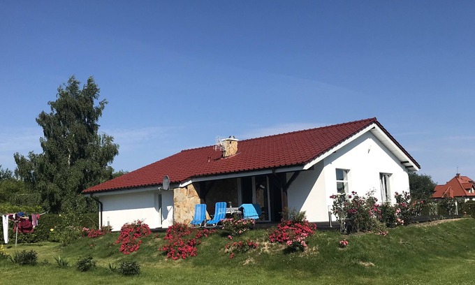 Mielno House | minutes from the beach, lake view, large garden, water sports, WiFi, SKY