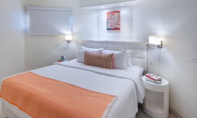 Blue Waters Hotel | Minutes to Dover Beach! Two Suites with Breakfast, Free Beach Sunbeds, Pool!