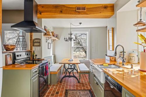 Bolivar House | Minutes to Downtown Harpers Ferry Hot Tub