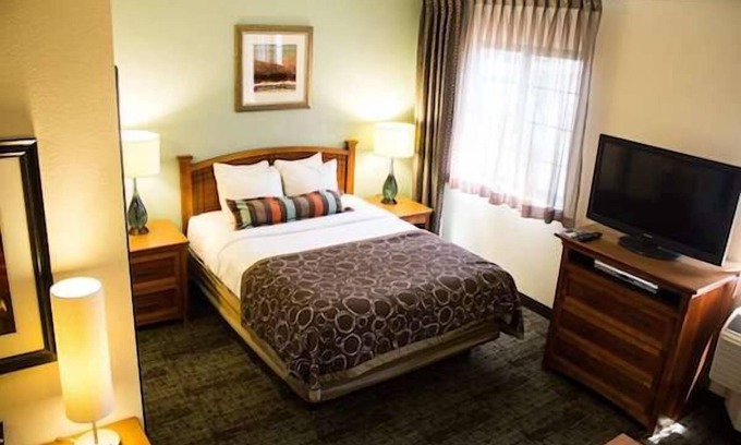 Las Colinas Apartment | Minutes to Grapevine Convention, Parking, Swimming Pool and FREE breakfast