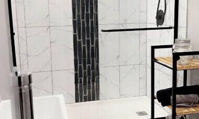 Sharon Hill Apartment | Mirror Me.