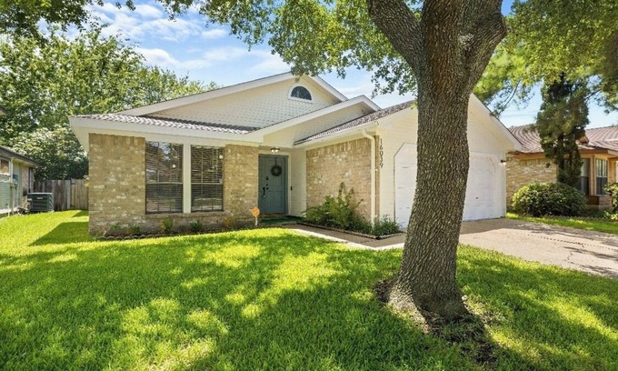Mission Bend House | Miss Bend Voted Best Family area | Kids + Pets