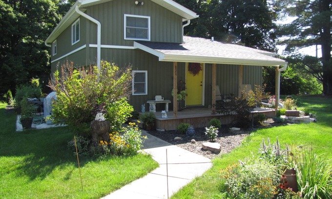 Le Claire House | Mississippi riverview guesthouse near historic downtown LeClaire.