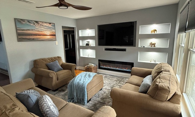 Blytheville House | "Misty Blue"-Newly Renovated home in Blytheville