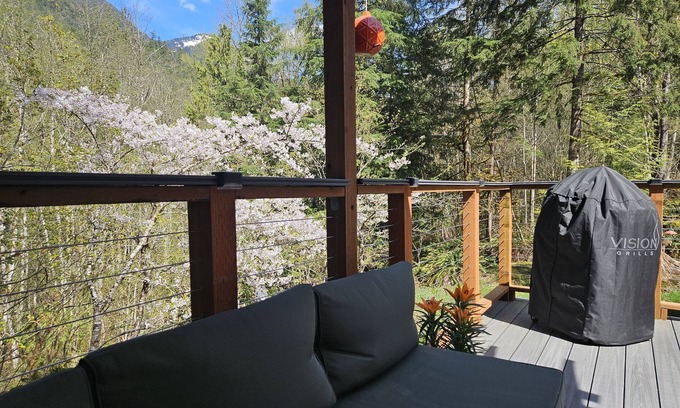 Marblemount Cabin | Misty Mountain Cabin-2 bed, 1 bath, mountain views and large deck