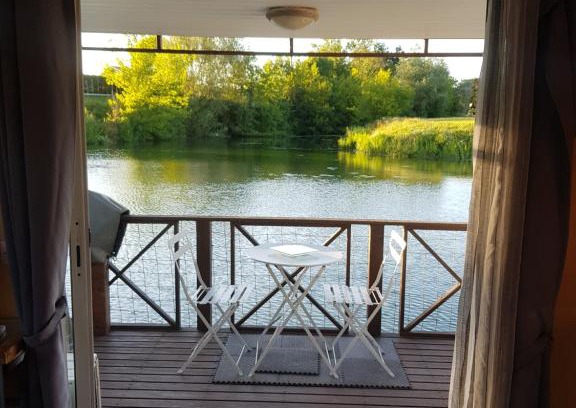 Seurre Boat Rental | Mobil-home flottant SEURRE vue panoramique sur l'eau jacuzzi privé en option
