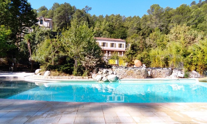 Meounes-les-Montrieux House | Mobile home in a rural setting