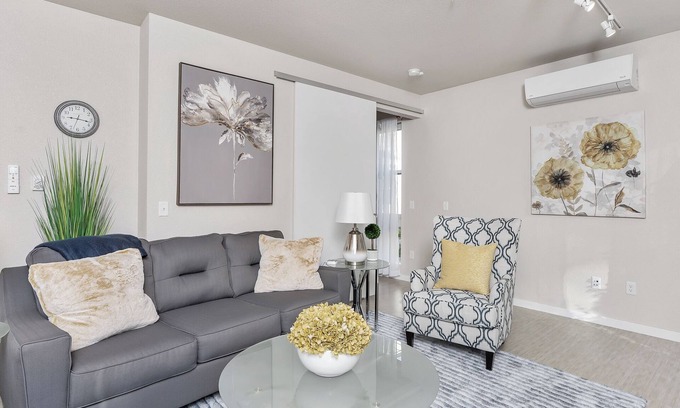 Kingfield Apartment | Modern 1-Bd Apartment#Desk#Fast WiFi#Walk to Uptown#Keurig+Coffee#Roku TV
