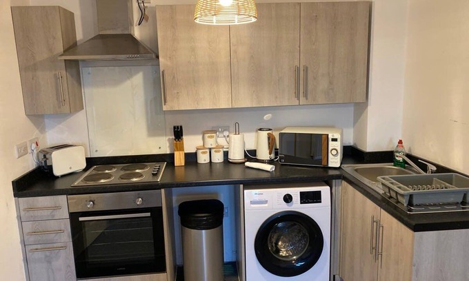 George Green Apartment | Modern 1 Bed Serviced Apartment with Free Parking