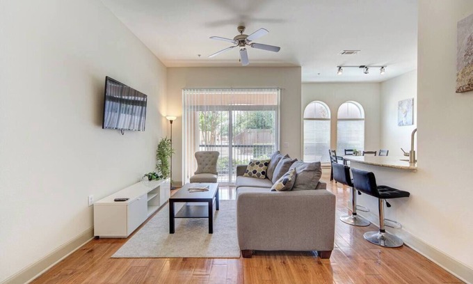 Braeswood Place Apartment | Modern 1-bedroom apartment in amazing Houston with Gym, WiFi, Pool, Free Parking