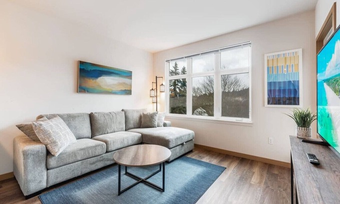 Downtown Apartment | Modern 1BR 1BA+Den!| Redmond| Fit for Long Stays-4