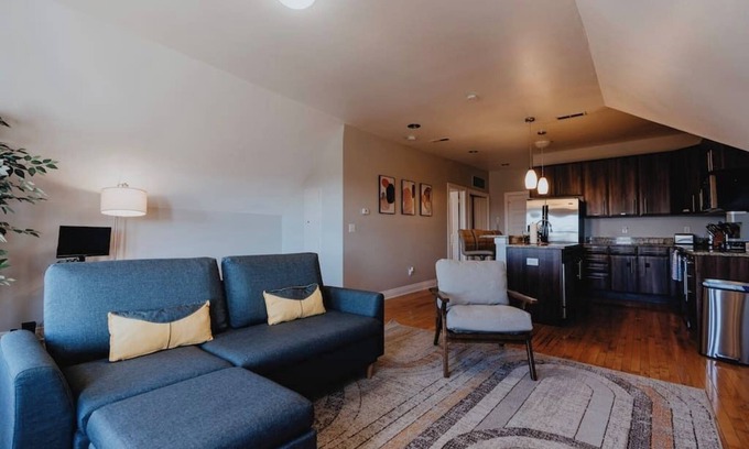 The Gate Apartment | Modern 1BR-1BA Walk to SSM SLU Hospital Grand