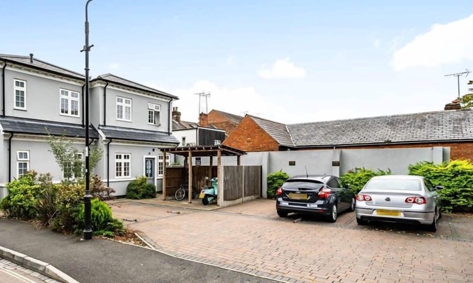 Rushmoor District Apartment | Modern 1BR Flat | WiFi | Netflix | Near Station