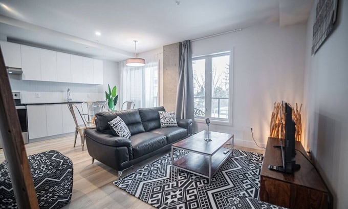 Pointe-de-Sainte-Foy Apartment | Modern 1BR w/den, Skyline Views, Gym and Pool